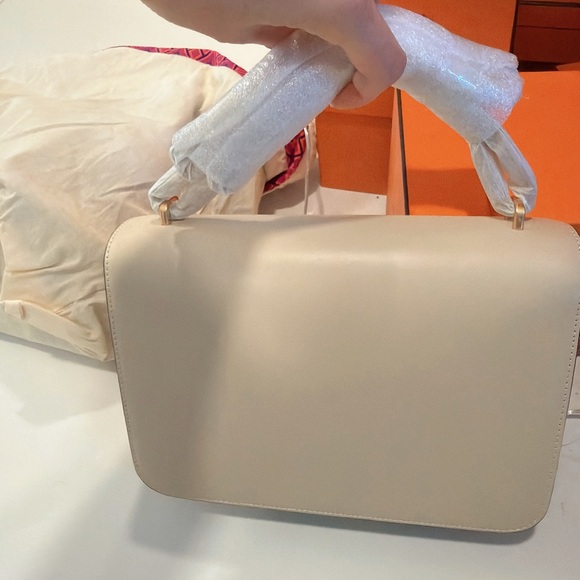 Tory Burch Cream Shoulder Bag with Gold Logo Hardware - Picture 3 of 4